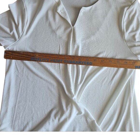 Tahari NWT Women's Top Size M Classic Minimalist V-Neck White Blouse Lightweight - Picture 13 of 16